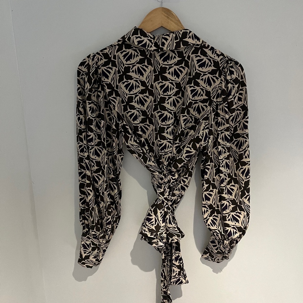 Banana Republic Wrap Top Size Small - Picture 3 of 15